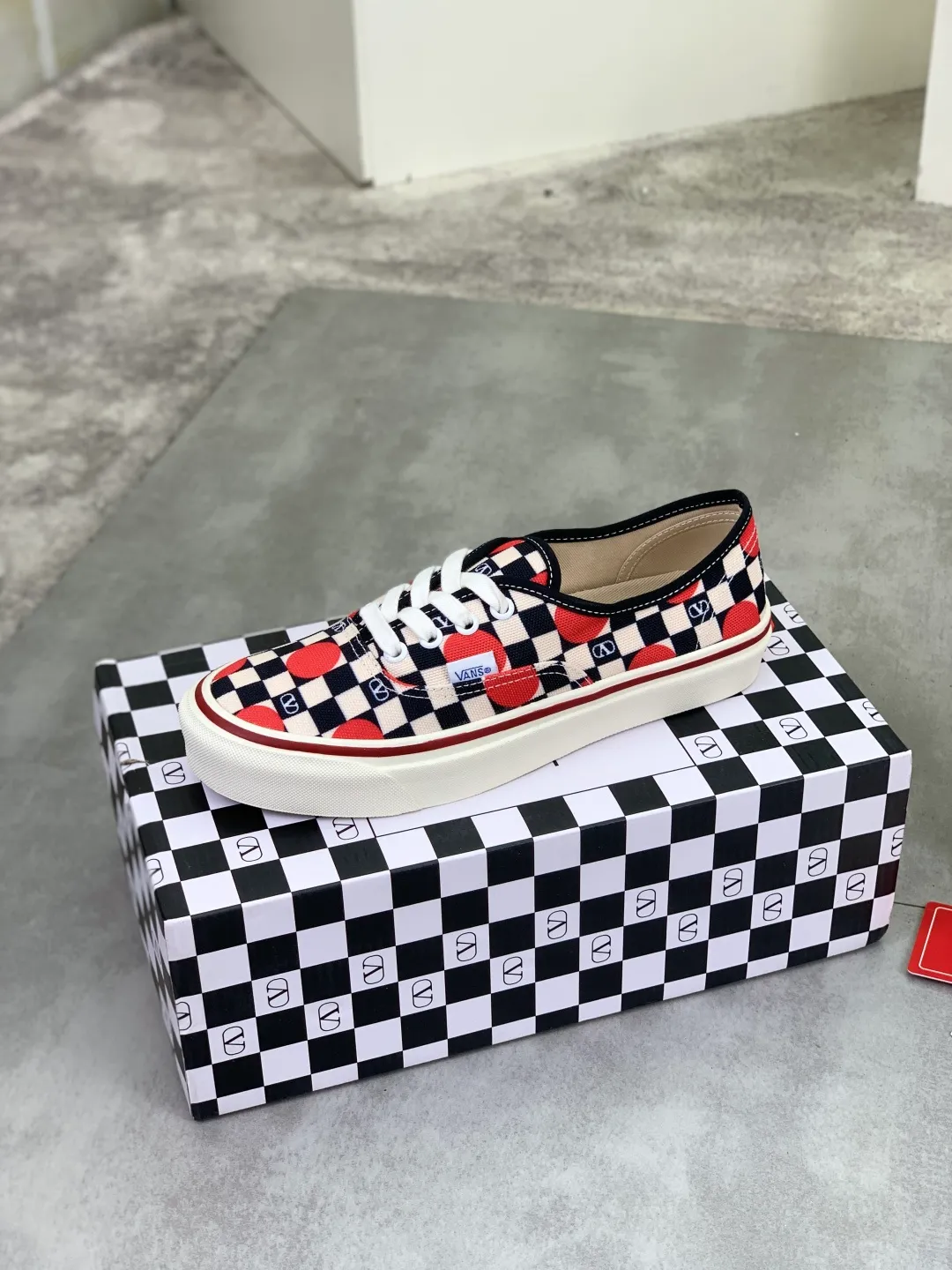 Men's shoes 💰P460 New Valentino❌Wans co-branded Valentino and Vans release new co-branded sneakers, integrating Valentino's Italian high-definition aesthetics and Vans's free and authentic spirit, giving classic shoes a personality that spans the ages. Many stars - Jolin Tsai. Yang Zi. Liu Wen. Ma Baiquan. Choi Soobin. freen. Song Zuer. JJ Lin. zel. Cecilia Cheung. shark. Xin Yunlai...Same style. Female model: 35-42 (41.42 is custom-made and non-refundable) Men's model: 39-46 (45.46 is custom-made and non-refundable)